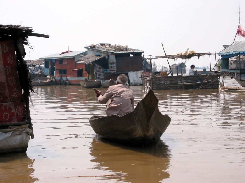 カンボジアのホテル、トンレサップ川で生活する人たち