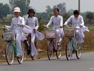 ベトナム女性の伝統的衣装のアオザイ